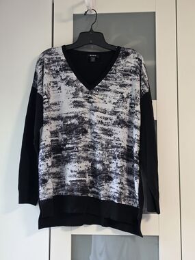 DKNY Black & White V-Neck Knit Pullover